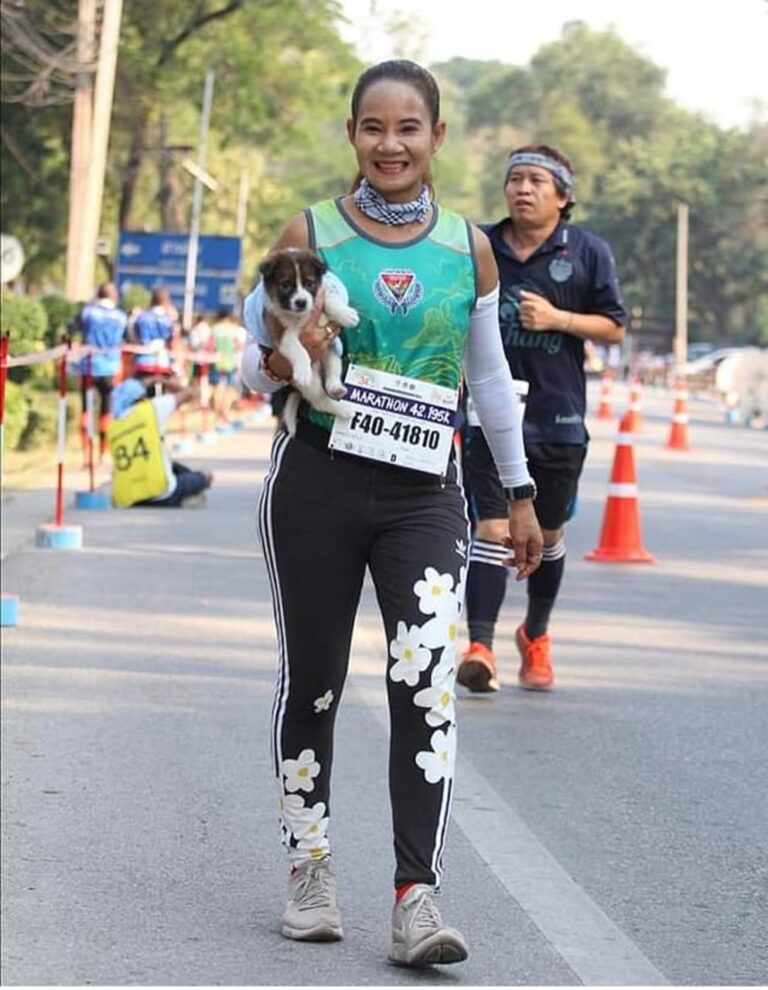 Marathonläufer findet Welpen und trägt ihn 29 Kilometer weit